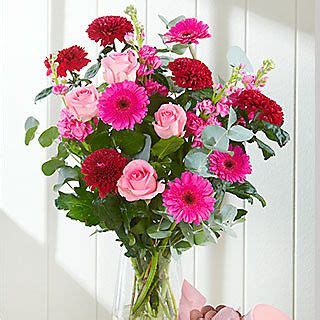 Surprise your special lady this Mother's Day | M&S Flowers (con imágenes) | Arreglos florales ...