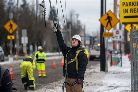 Thousands still without power as PGE warns of additional power outages ...