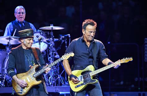 Instruments stolen from Bruce Springsteen's E Street Band guitarist Nils Lofgren - CBS News