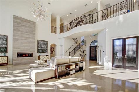 20 Beautiful Living Room Designs with High Ceilings