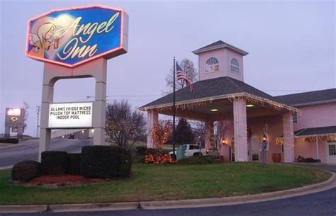 King Room at Angel Inn, Brancon - Picture of Angel Inn Central, Branson - TripAdvisor