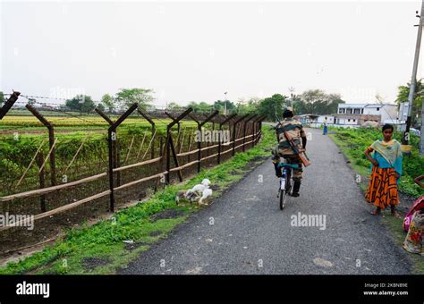 Bangladesh border fence hi-res stock photography and images - Alamy