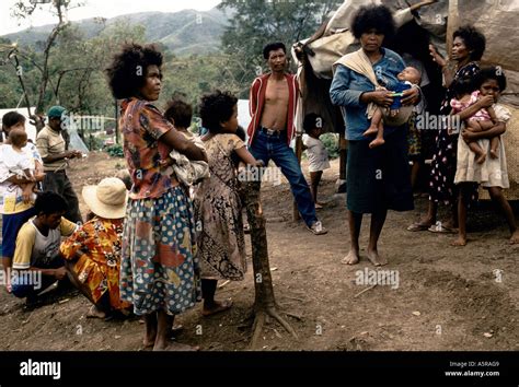 MOUNT PINATUBO DISASTER: SCENE OF AN AETA FAMILY OUTSIDE THEIR TENT Stock Photo: 6497928 - Alamy