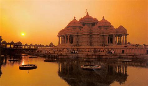 Visit the Swaminarayan Akshardham Temple, Delhi