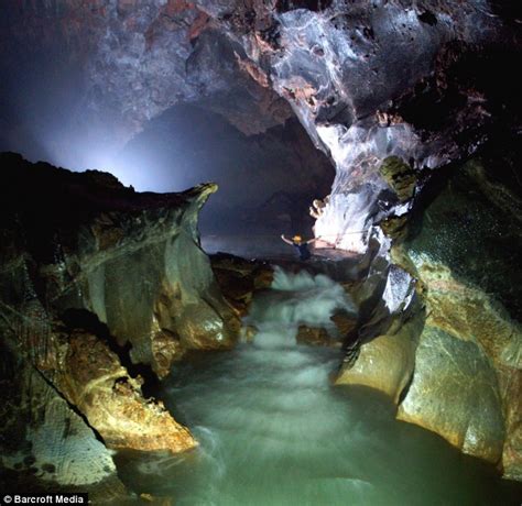 British explorers discover world's largest cave deep in Vietnamese jungle | Daily Mail Online