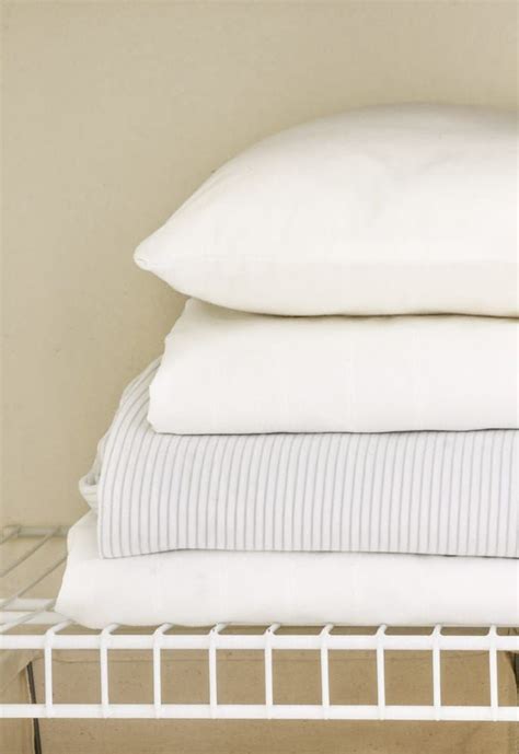 HOW TO FOLD BED SHEETS NEATLY TO STORE IN YOUR LINEN CLOSET | Fold bed ...