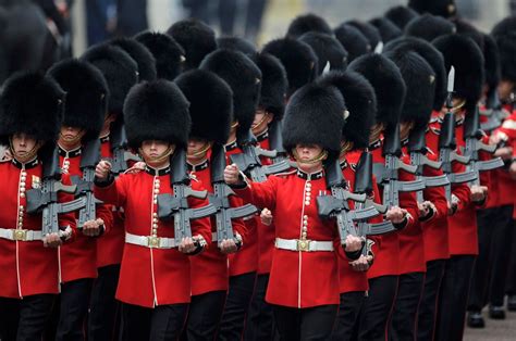 Queen’s Guard points bayonet at Buckingham Palace ‘intruder’