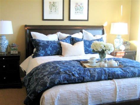 20 Incredibly Decorative King Sized Bed Pillow Arrangements