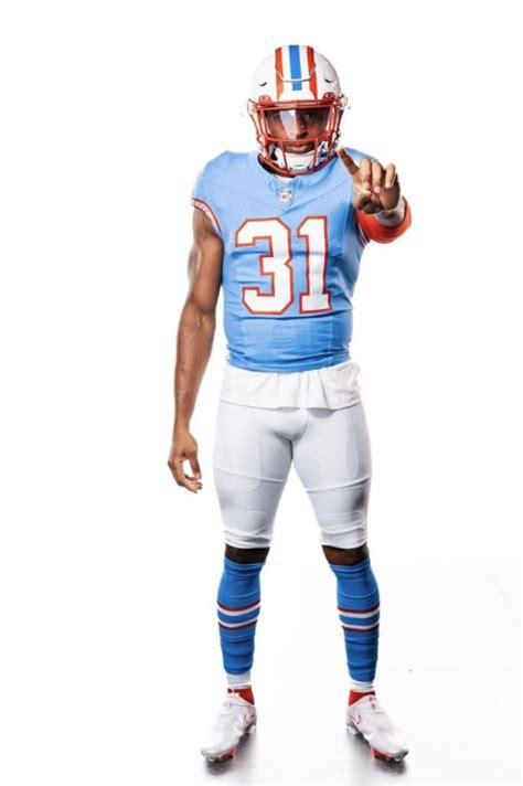 Tennessee Titans unveil throwback Oilers uniforms