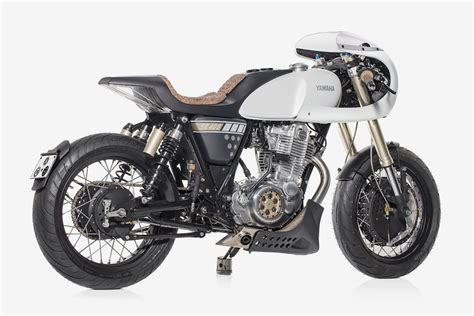 yamaha SR400 café racer by capêlo’s garage + elemental rides has a cork saddle