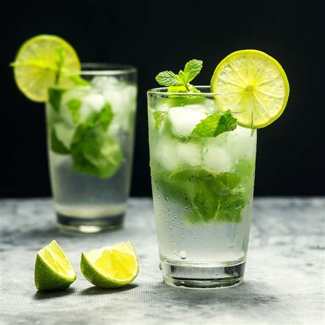 Premium Photo | Mojito cocktail with lime and mint in glass on a grey ...
