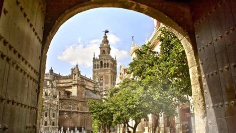 Seville's Santa Cruz and Jewish Quarter Ultimate Walking Tour Guide!