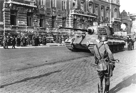 File:Bundesarchiv Bild 101I-680-8282A-38A, Budapest, Panzer VI (Tiger II, Königstiger).jpg ...