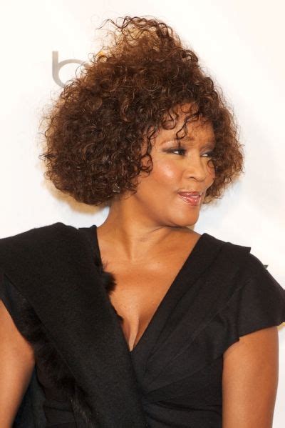 Whitney Houstons curly hairstyle | Hair beauty, Nappy hair, Natural hair styles