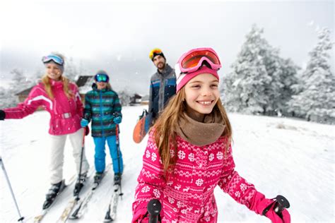 10 Safe Skiing Tips for Families