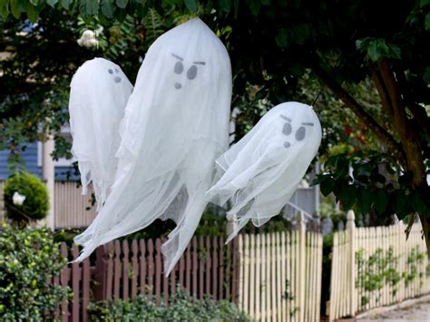 How to Make Hanging Halloween Ghosts | how-tos | DIY