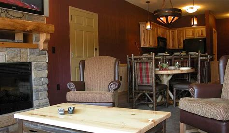 2 Bedroom Deluxe | Glacier Canyon Lodge Wisconsin Dells