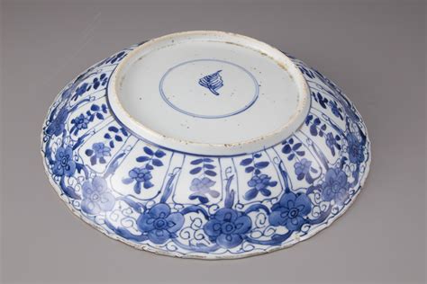 A blue and white porcelain plate with floral decorations | OAA