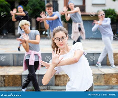 Niñas Y Niños Activos Bailando Hip Hop En La Calle Foto de archivo - Imagen de movimiento, salto ...