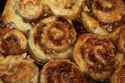 adventuruss: puff pastry cinnamon rolls