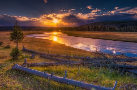 Photographs of Yellowstone National Park and Its Animals, Geysers, and Geology