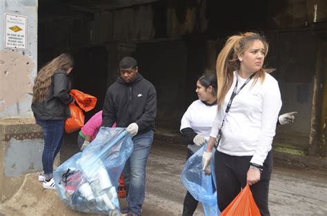 Cristo Rey students volunteer in the Northeast - Northeast News