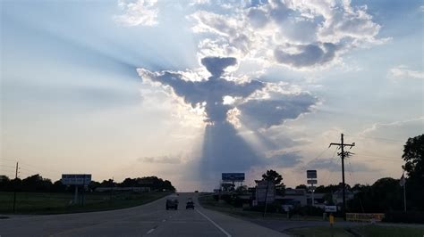 Unusual cloud formation in Texas resembles glowing angel in the sky - ABC7 Los Angeles