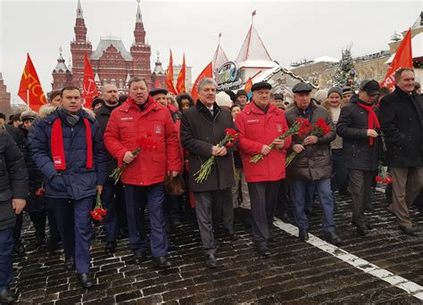 Communist party leaders laying flowers at the Lenin Mausoleum today : r ...