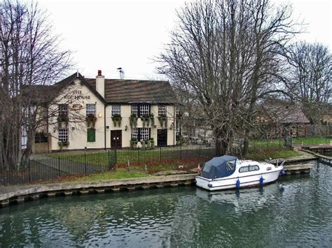 The Rye House public house, Rye House,... © Christine Matthews cc-by-sa/2.0 :: Geograph Britain ...