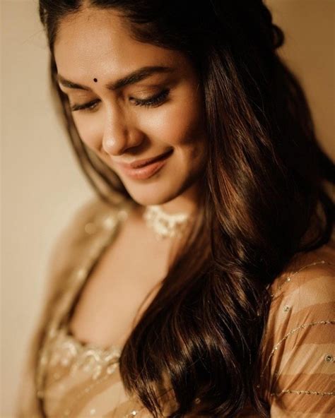 Mrunal Thakur (aka) Mrunal photos stills & images