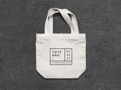 Free Small Canvas Tote Bag Mockup (PSD)