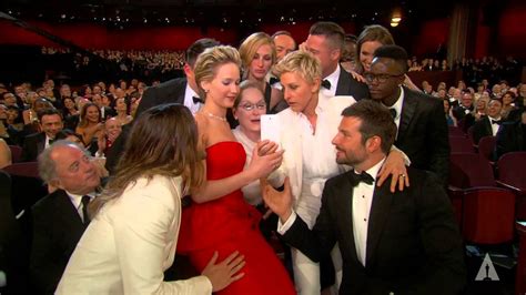 Ellen DeGeneres takes a selfie at the Oscars - YouTube