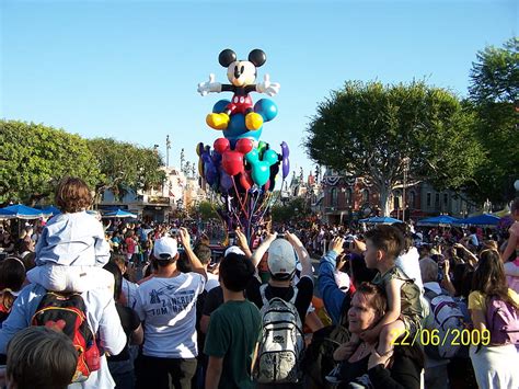 1920x1080px, 1080P free download | Disneyland Parade, audience, disneyland, parade, mickey mouse ...