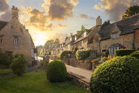 Cotswold Villages Private Tour from London 2024