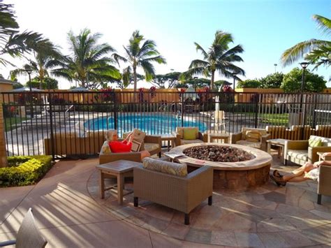 large grass area in back - Picture of Courtyard by Marriott Maui Kahului Airport, Kahului ...