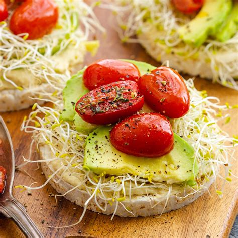 Rice Cakes with Hummus and Roasted Tomatoes - Happy Foods Tube