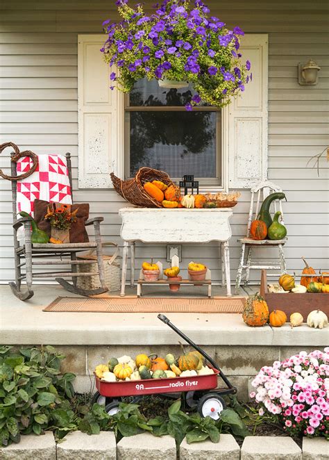 85 Pretty Autumn Porch Décor Ideas - DigsDigs