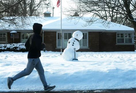 PHOTOS: Manteno residents build snowmen for contest | | daily-journal.com