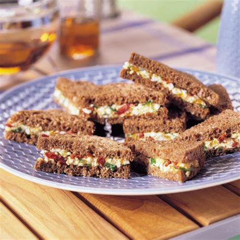 Mini-sandwiches van volkorenbrood met eiersalade - recept - okoko recepten