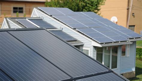 Elon Musk is developing a roof made entirely out of solar panels Solar ...