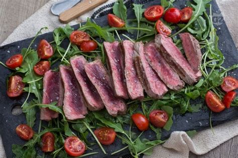 Ricetta Tagliata di manzo con rucola e pomodorini - La Ricetta di ...