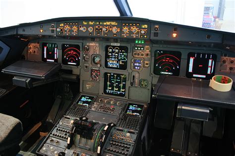 File:Airbus A320-214 Vueling EC-HHA cockpit (5508849819).jpg