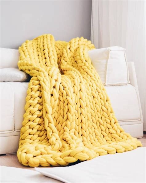 Giganto-Blanket Tutorial Explains How to Make a Chunky Knit Blanket | Blanket, Weather and Tutorials