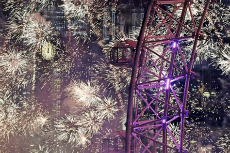 Fireworks explode over The London Eye and Elizabeth Tower near ...