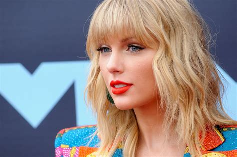 Download Close-up Face Lipstick Blonde Singer American Music Taylor Swift 4k Ultra HD Wallpaper ...