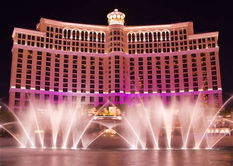 The Bellagio fountains are one of the best sites in Vegas with perfromances happening every 15 ...