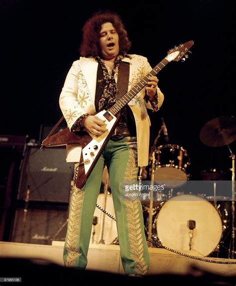 Leslie West of West, Bruce & Laing performs on stage in 1973 in... | Leslie west, Flying v ...