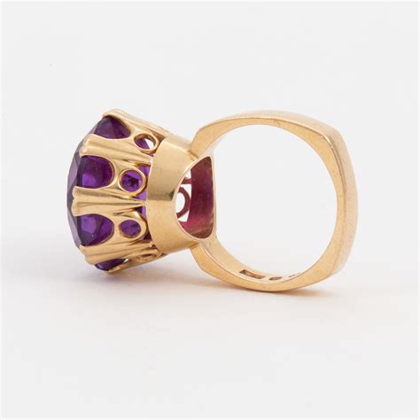 A ring set with a synthetic, purple sapphire. - Bukowskis