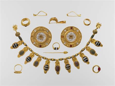 Pair of gold a baule earrings | Etruscan | Archaic | The Metropolitan Museum of Art