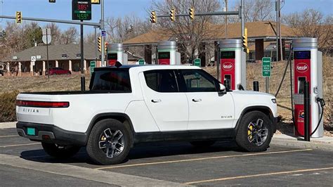 Rivian R1T Shines In 70 MPH Range Test: Almost 300 Miles